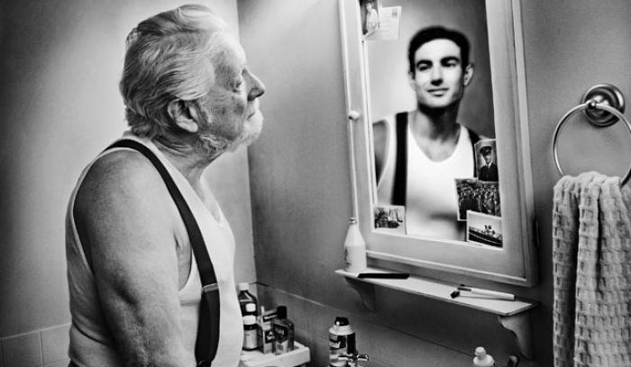 15 personnes âgées regardent le reflet de leur jeunesse dans un miroir