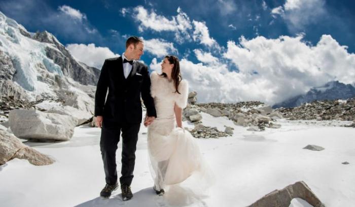 Ce couple se marie sur le Mont Everest après un trek de 3 semaines, et leurs photos sont incroyables ! | #8