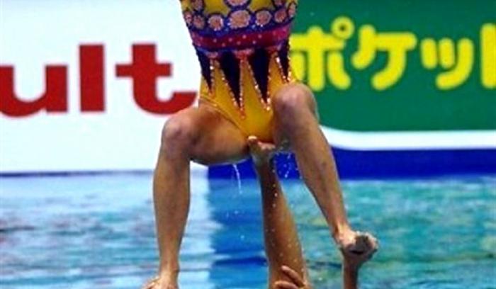 Les têtes de ces filles sur ces 16 photos de natation synchronisée vont vous faire mourir de rire | #4