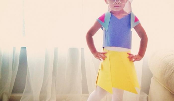 Cette maman créative recrée les robes de star pour sa petite fille avec les moyens du bord, et le résultat est juste WAOUH ! | #20