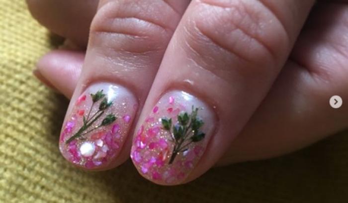 La dernière tendance nail art avec des fleurs séchées est parfaite pour toutes celles qui veulent prolonger l'été | #14