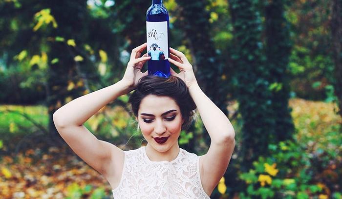 Le vin bleu : la boisson originale qui va vous faire oublier le rosé ! | #2