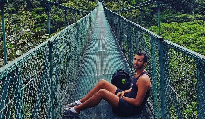 Cet homme quitte tout pour faire un tour du monde mais regardez les photos qu'il envoie à sa mère pour la rassurer ! | #7