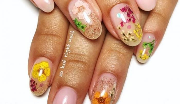 La dernière tendance nail art avec des fleurs séchées est parfaite pour toutes celles qui veulent prolonger l'été | #18