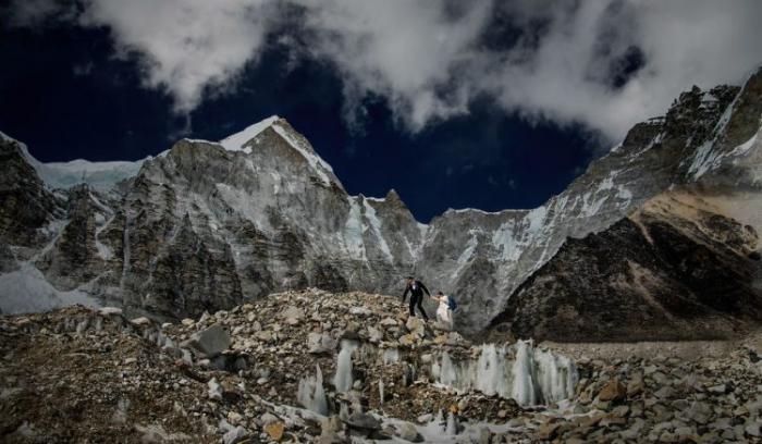 Ce couple se marie sur le Mont Everest après un trek de 3 semaines, et leurs photos sont incroyables ! | #11