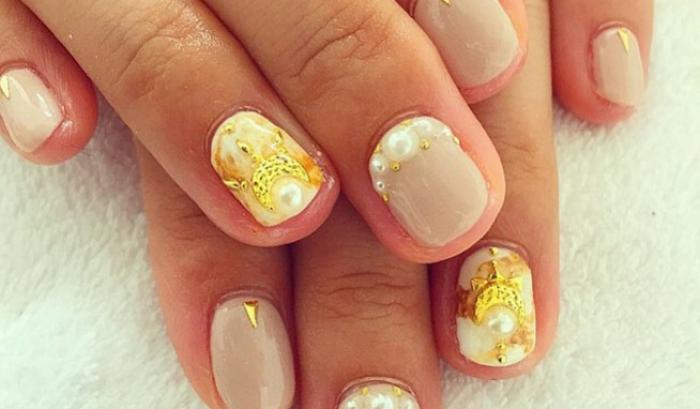 Des idées de nail art avec des perles pour une manucure élégante | #23