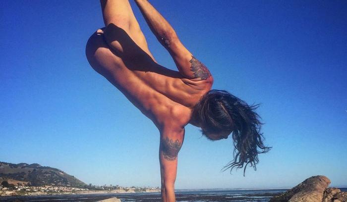 14 photos d'hommes nus en train de faire du yoga (c'est cadeau !) | #4
