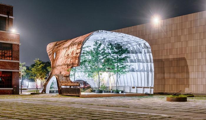 Ils transforment un morceau d'avion rouillé en un magnifique bâtiment rempli d'arbres et de plantes
