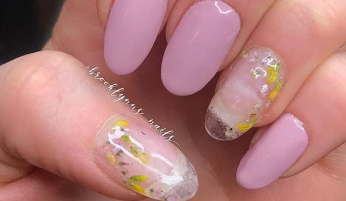 La dernière tendance nail art avec des fleurs séchées est parfaite pour toutes celles qui veulent prolonger l'été | #16