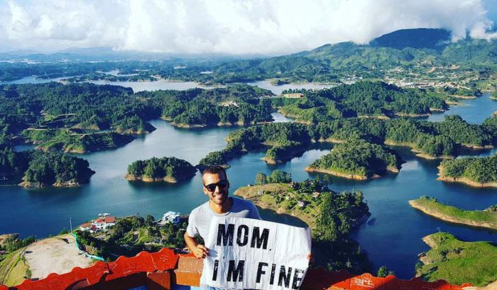 Cet homme quitte tout pour faire un tour du monde mais regardez les photos qu'il envoie à sa mère pour la rassurer ! | #14