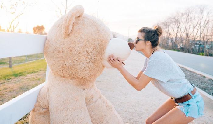 Ils emportent leur ours en peluche géant partout avec eux et partagent leurs photos de voyage sur son compte Instagram