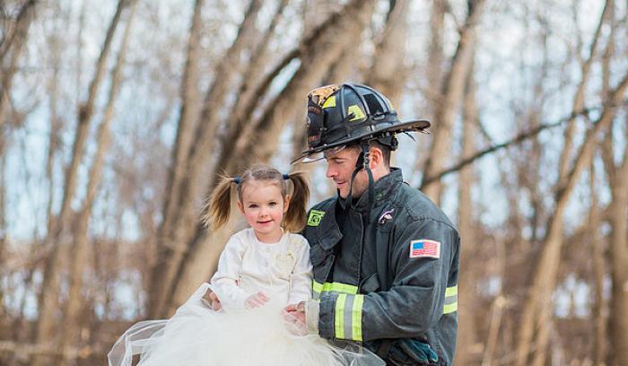 Ce shooting photo d'un papa pompier et de sa petite fille de 3 ans est adorable | #13