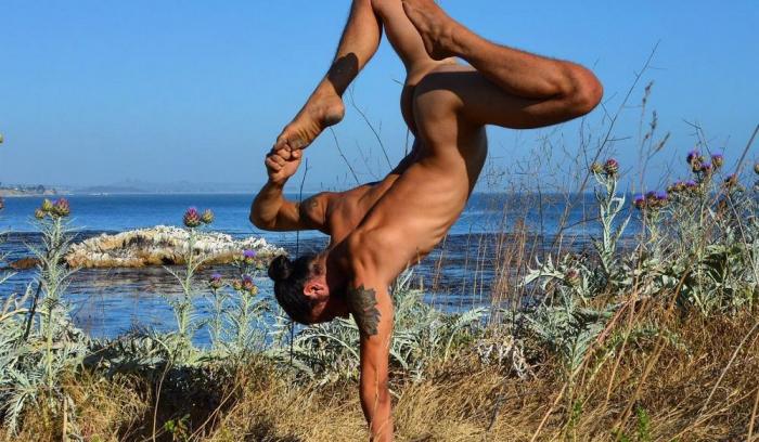 14 photos d'hommes nus en train de faire du yoga (c'est cadeau !) | #3