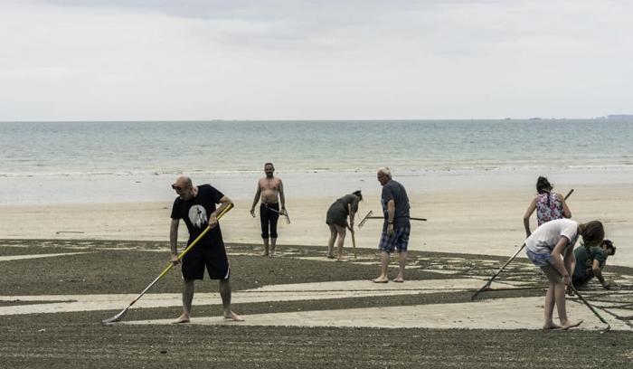 Cette créatrice réalise d'immenses mandalas magnifiques sur le sable des plages bretonnes | #12