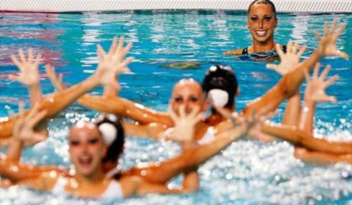 Les têtes de ces filles sur ces 16 photos de natation synchronisée vont vous faire mourir de rire | #17