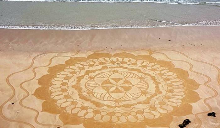 Cette créatrice réalise d'immenses mandalas magnifiques sur le sable des plages bretonnes | #2