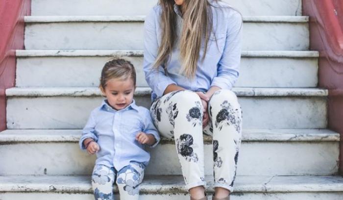 Ces mamans et leur petite fille se ressemblent vraiment comme 2 gouttes d'eau ! Et c'est tellement craquant... | #13