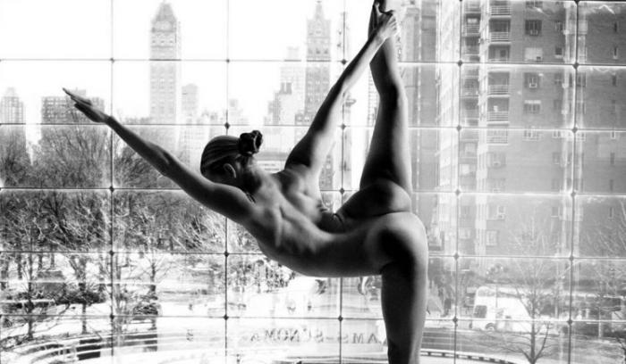Cette jeune femme poste sur Instagram des postures de yoga qu'elle réalise nue | #4
