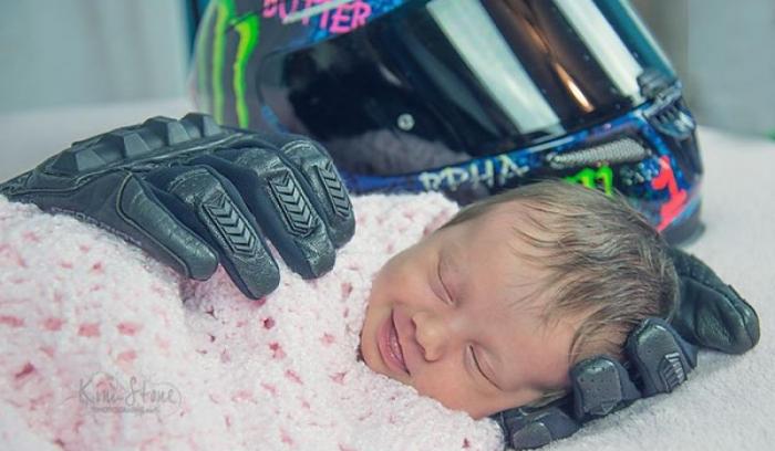Ce bébé a souri dans son sommeil quand on lui a posé la tête sur les gants de moto de son papa décédé 1 mois avant sa naissance