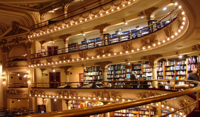 Cet ancien théâtre vieux de 100 ans a été transformé en une librairie absolument époustouflante | #2