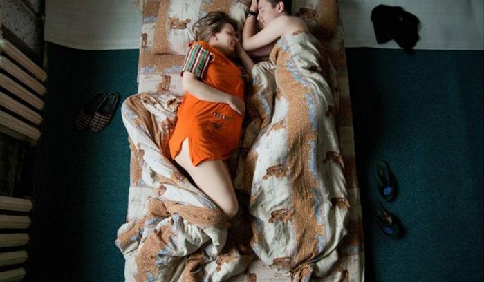 Des couples de futurs parents pris en photo pendant qu'ils dorment : le résultat est trop mignon ! | #2