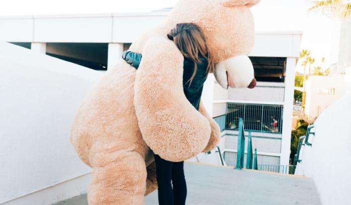 Ils emportent leur ours en peluche géant partout avec eux et partagent leurs photos de voyage sur son compte Instagram | #3