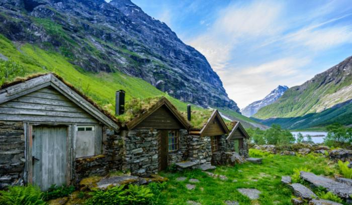 15 maisons scandinaves avec un toit végétal qui semblent tout droit sorties d'un conte de fées | #4