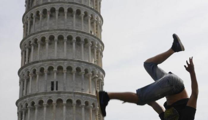 Les 13 meilleures photos de touristes qui posent devant la Tour de Pise | #3