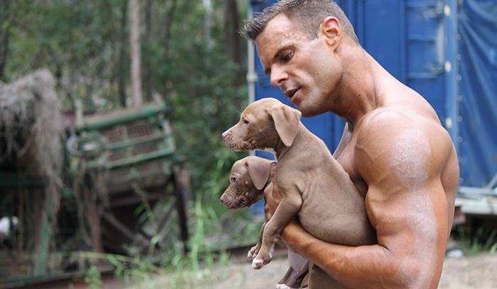 Des pompiers sexy posent avec des chiots dans un calendrier caritatif pour les aider à trouver une famille | #5