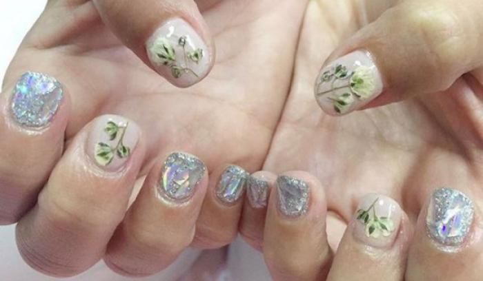 La dernière tendance nail art avec des fleurs séchées est parfaite pour toutes celles qui veulent prolonger l'été | #9