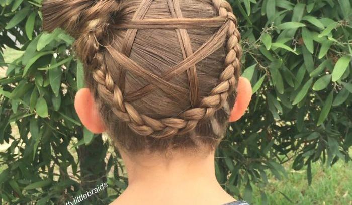 Cette maman fait des tresses impressionnantes et complexes à sa fille tous les matins avant d'aller à l'école | #8