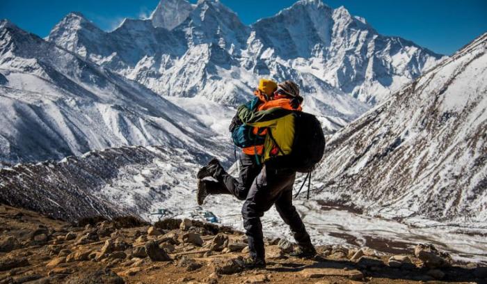 Ce couple se marie sur le Mont Everest après un trek de 3 semaines, et leurs photos sont incroyables ! | #6