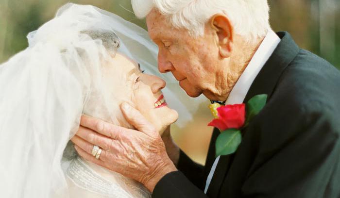 Découvrez le shooting photos plein de douceur de ces 2 grands-parents pour fêter leur 63ème anniversaire de mariage | #5