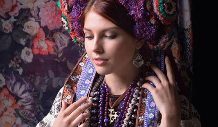 Des femmes portent des couronnes traditionnelles ukrainiennes magnifiques en signe de fierté | #5