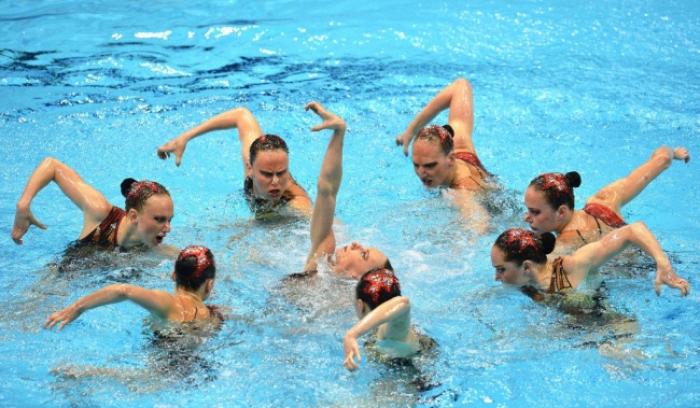 Les têtes de ces filles sur ces 16 photos de natation synchronisée vont vous faire mourir de rire | #10