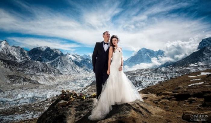 Ce couple se marie sur le Mont Everest après un trek de 3 semaines, et leurs photos sont incroyables !