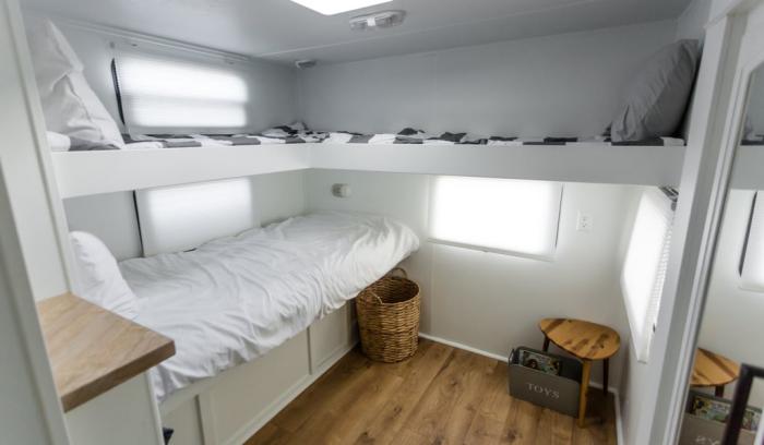 Ce couple a transformé une vieille caravane en maison de vacances de rêve sur roues | #5