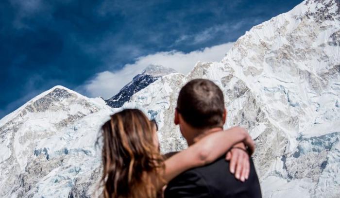 Ce couple se marie sur le Mont Everest après un trek de 3 semaines, et leurs photos sont incroyables ! | #16