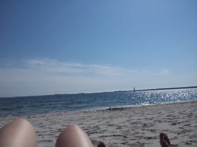 vacances-a-la-mer-plage-jambes-bronzees