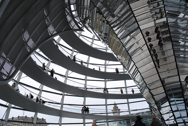 Sources photo : Flickr – Inside the Reichstag Dome par Oh-Berlin.com -  CC BY 2.0, Certains Droits Réservés