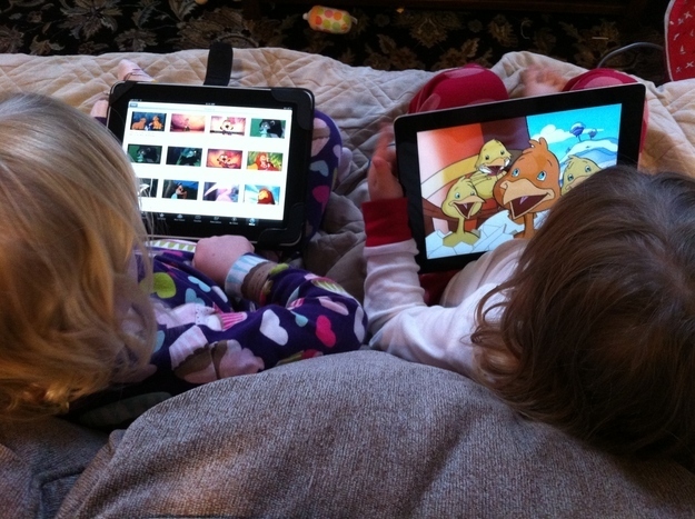 enfants-qui-regardent-l-ipad