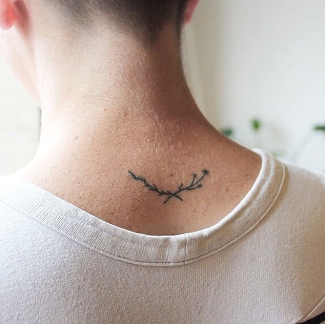 17 tatouages sur la nuque qui vont vous inspirer So Busy Girls