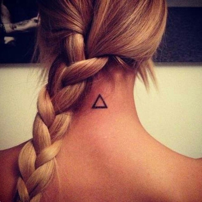 17 tatouages sur la nuque qui vont vous inspirer So Busy Girls