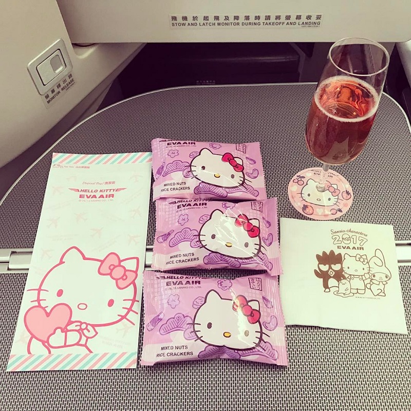 Un avion Hello Kitty pour un vol compl?�tement kawaii : les fans vont adorer ! | So Busy Girls
