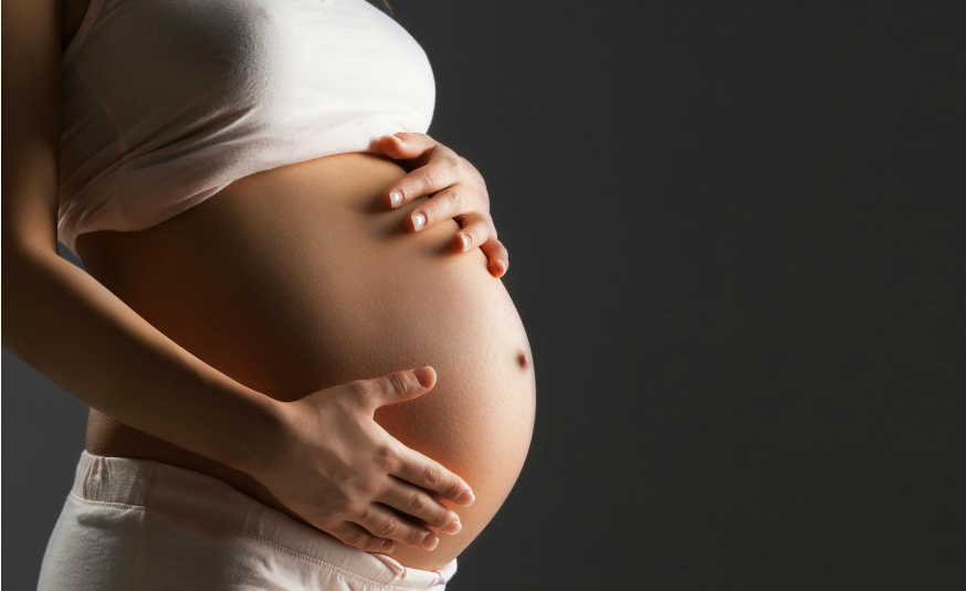 femme-enceinte-faire-de-la-sophrologie-pour-etre-zen