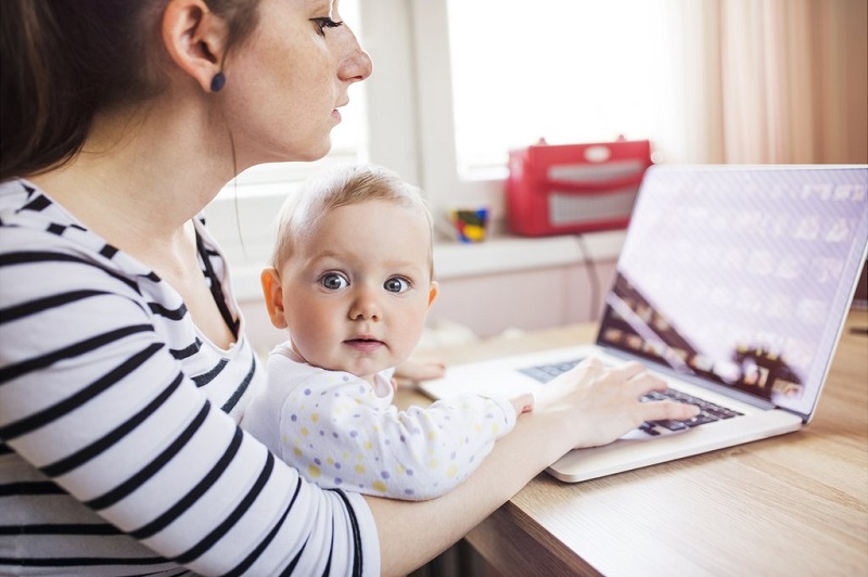 maman-ordinateur-bebe-enfant