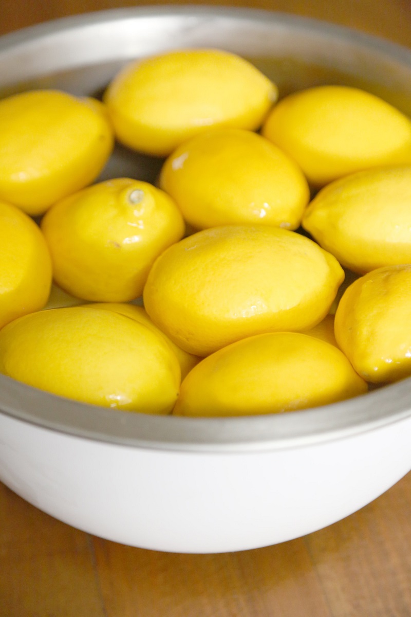 plonger-les-citrons-dans-l-eau-comment-conserver-un-citron-plus-longtemps