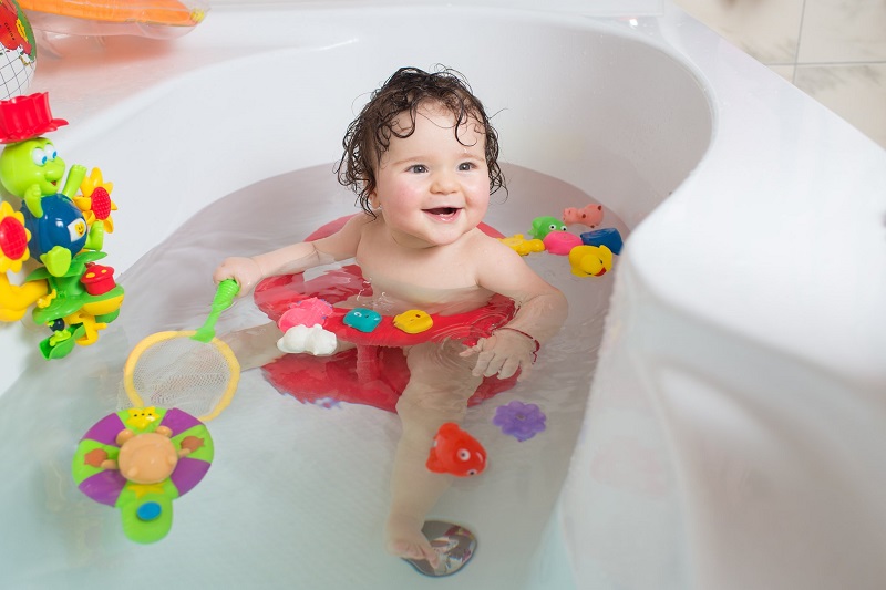 prendre-donner-un-bain-bebe-comment-lui-faire-prendre-un-bain-conseils-enfant