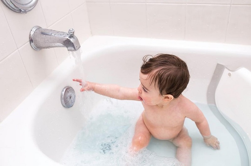 prendre-un-bain-enfant-comment-lui-faire-prendre-un-bain-conseils-bebe