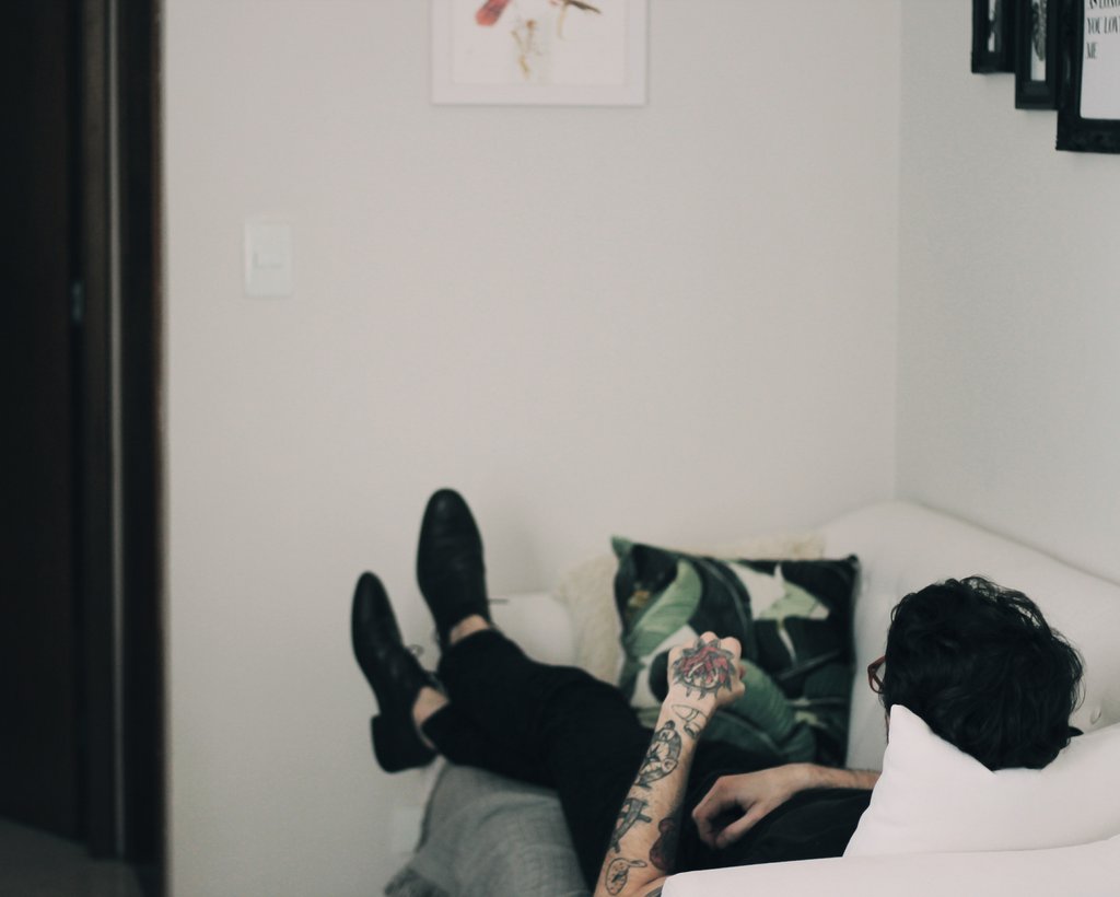 etre-assis-dans-le-canape-tatouages
